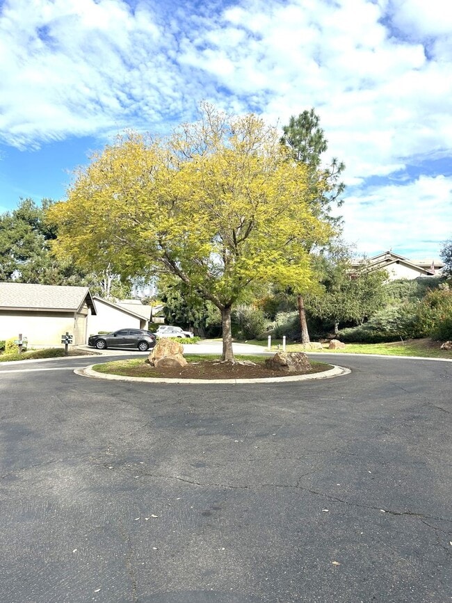 Building Photo - ***Upgraded 1 bed / 1 bath Condo on the Golf-Course - For Lease!