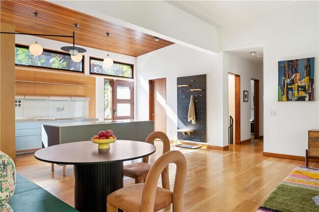 Building Photo - 515 Claire Dr NE