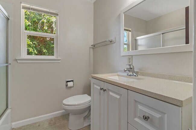 Building Photo - Duplex property in Midtown