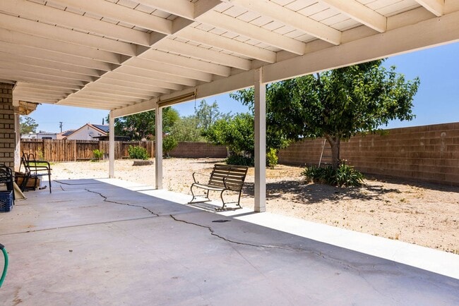 Building Photo - NORTHWEST SOLAR HOME - AVAILABLE NOW!!