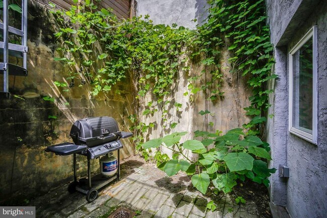 Building Photo - 430 Poplar St