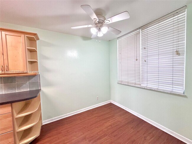 Building Photo - 250 Jacaranda Dr