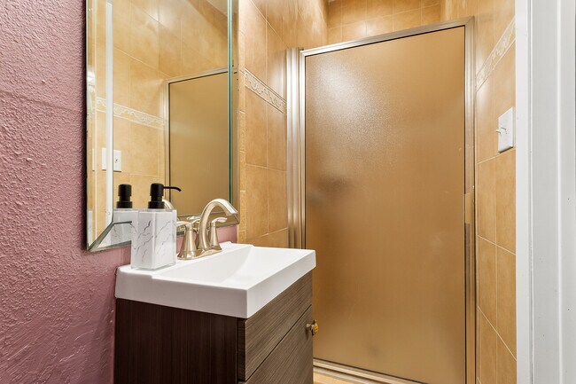 Building Photo - 208 W Saturn Ln