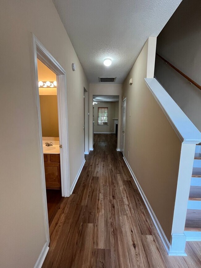 Building Photo - 3Br 3Ba Liberty Hall Townhome