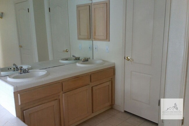 Building Photo - Beautiful Woodward Lake home on a large corner lot.