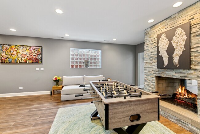 Building Photo - 1527 W Pearson St