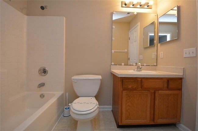 Building Photo - 35 Regent Ln