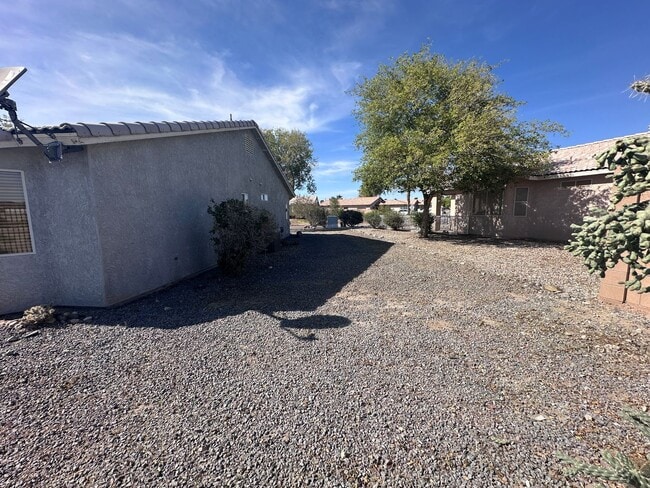 Building Photo - 2 BR 2Ba Home with YARD, Garage, close to Hwy 95 Fort Mohave