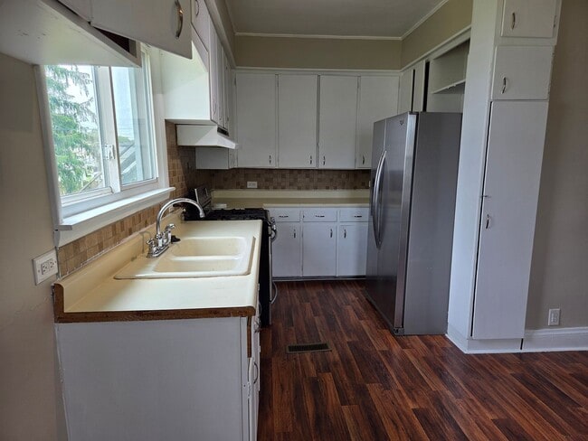Building Photo - 3 bedroom home