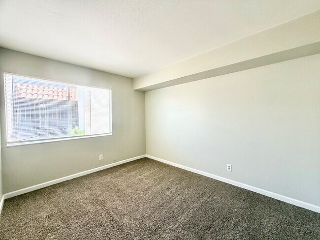Building Photo - HIVE SUMMER MOVE-IN SPECIAL: 3 BEDROOM CONDO | COMMUNITY POOLS + WALKING TRAILS | CENTRAL LAS VEG...