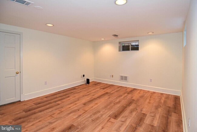 Building Photo - 510 N Nelson St