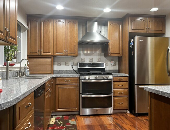 Building Photo - Well-Equipped 4 Bed 2.5 Bath Bellevue Home...