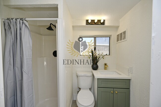 Building Photo - 1584 N Carruth Ave