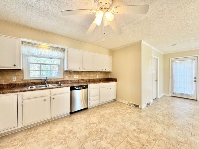 Building Photo - Well Maintained 3 Bedroom Home Off Lake Brandt Rd!