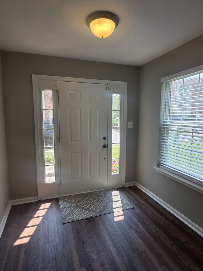 Building Photo - End Unit Townhouse in Brennan Estates- 2 Bedrooms with a bonus space