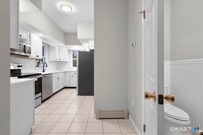 Building Photo - 815 S Pine Creek Rd