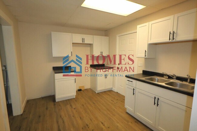 Building Photo - Four Bedroom House | One Bathroom