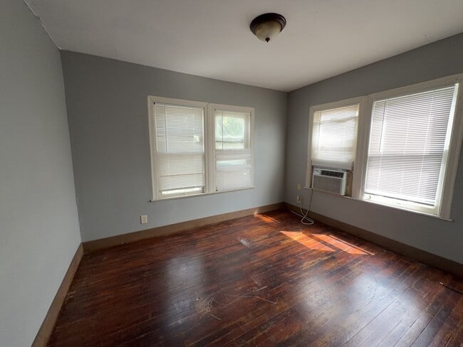 Building Photo - 1552 Lombardy St