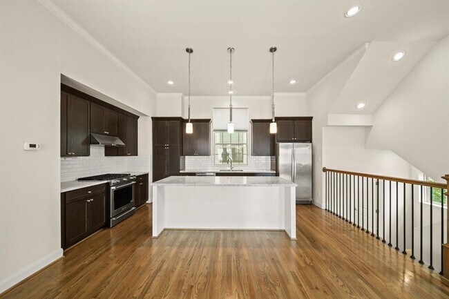 Building Photo - 1034 W 26th St