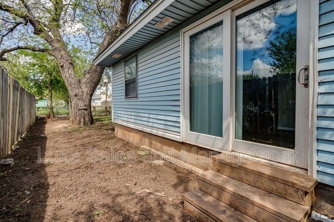 Building Photo - 1005 SW 63rd St