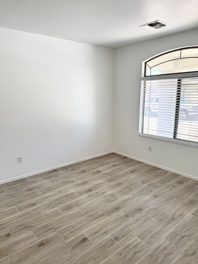 Building Photo - 8464 W Forest Grove Ave