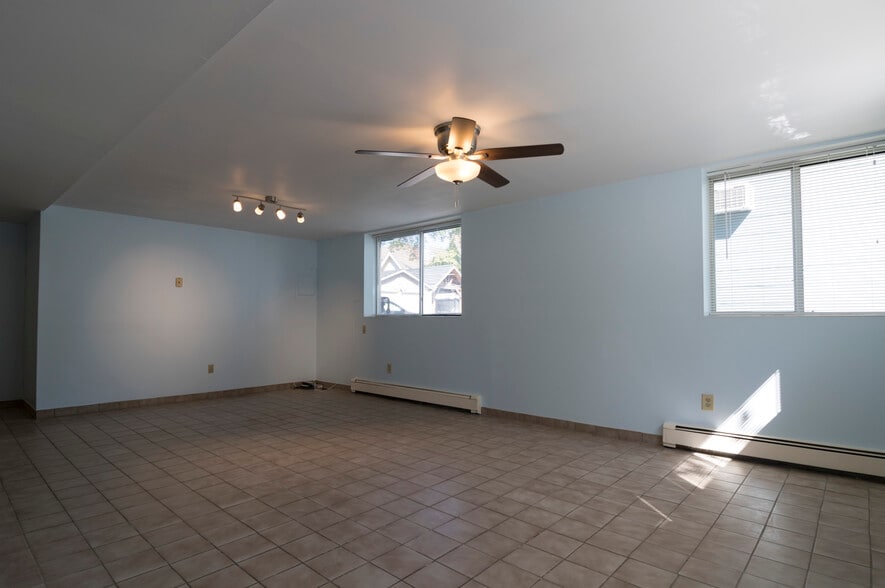 Large Living Room - 39 Robertson Ave