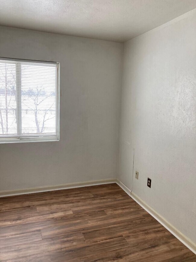 Building Photo - 2 Bedroom Condo for Rent  Warrenville HTS