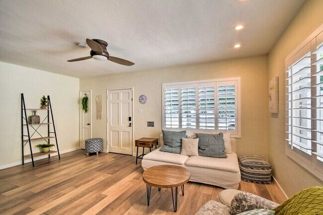 Building Photo - 4 Bed, 3 Bath, stunning home, located in t...