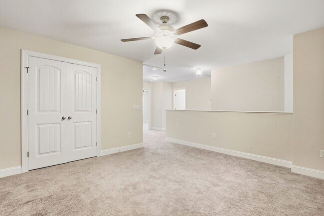 Building Photo - FIRST FLOOR MASTER BEDROOM-END UNIT-GREAT ...