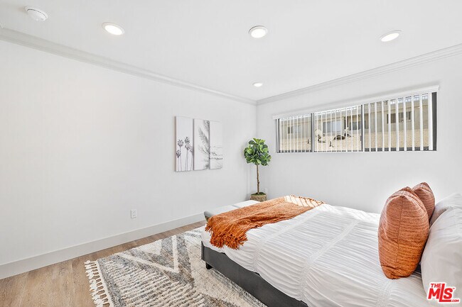 Building Photo - 821 3rd St