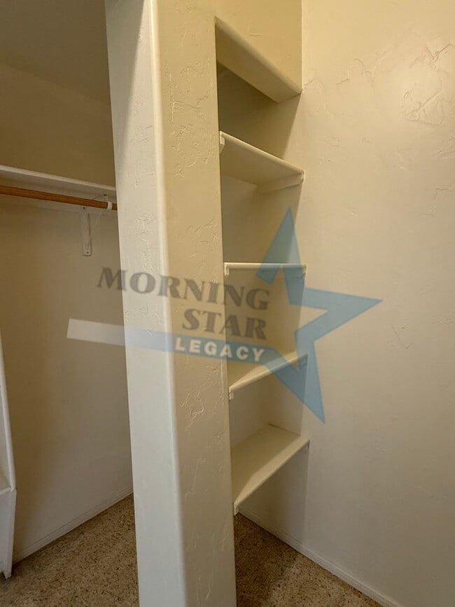 Building Photo - 4 bedroom, 4 bath house - Must see landscaping!