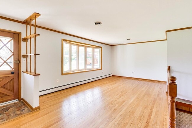 Building Photo - Love this space and location!