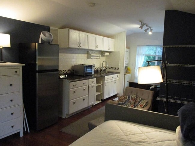 Building Photo - 3 bedroom Rambler with Above Garage Studio...