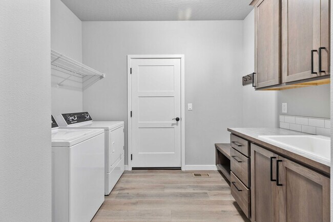 Building Photo - 6931 Dubuis Dr