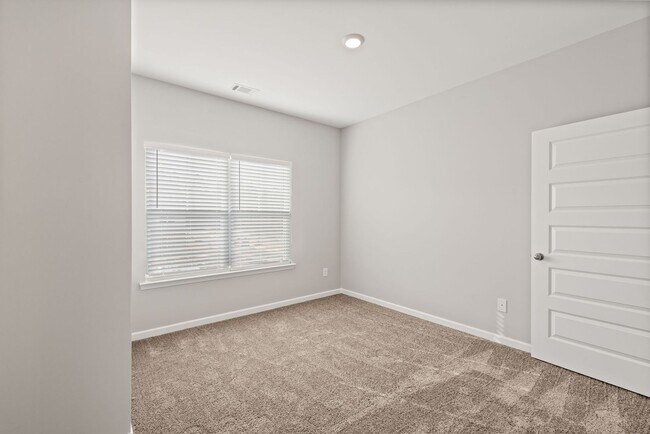 Building Photo - North Paulding High School - 4 bedrooms/2....