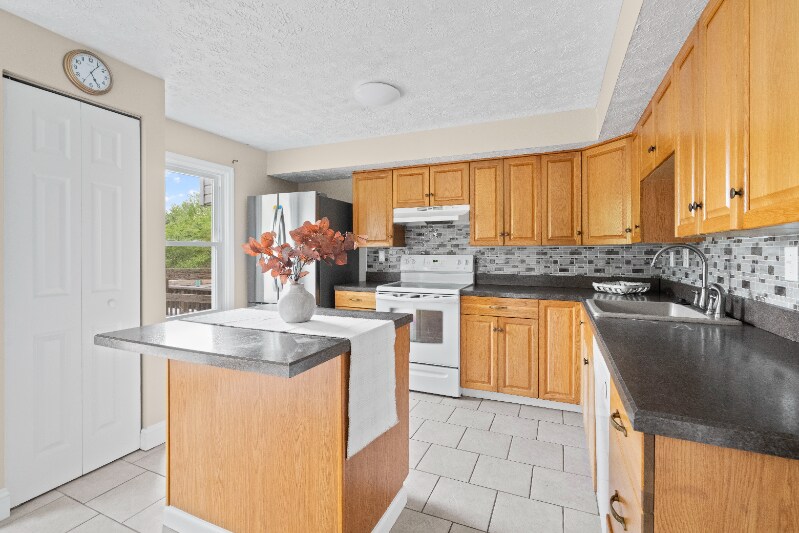 Building Photo - 131 Spruce Woods Ct