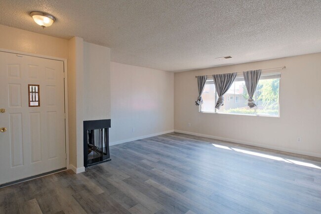 Building Photo - 505 Mission Pl