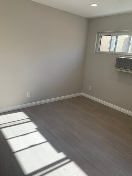 Building Photo - 1523 W 81st St