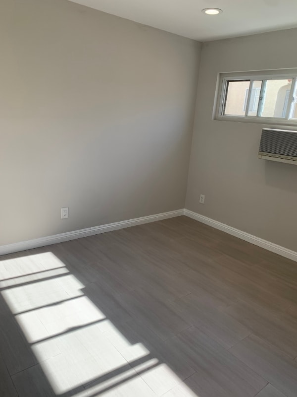 Building Photo - 1523 W 81st St