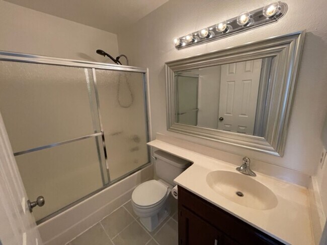 Building Photo - Pleasanton Townhouse, 2 Bed 2 Bath Upstairs End Unit, Private Patio, 2 parking spots, Close to do...