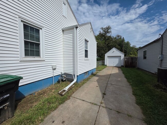 Building Photo - 2732 Sharon Dr