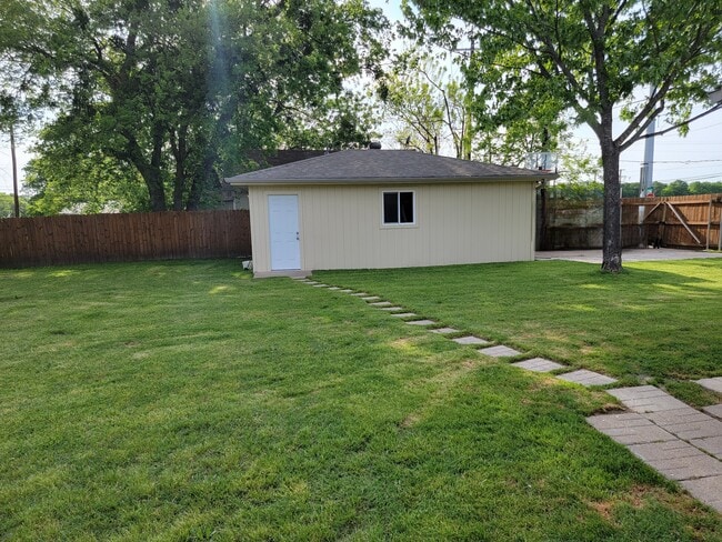 Building Photo - 2513 Brewster St