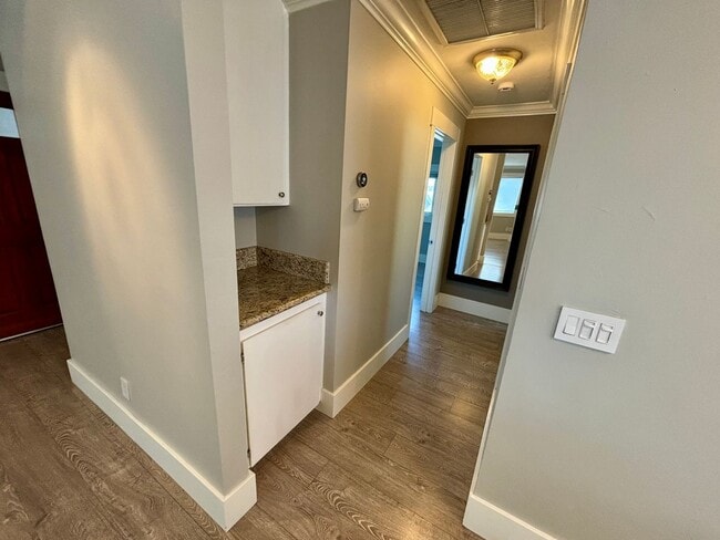 Building Photo - Beautiful 2 BD, 1.5 BA condo w/1 car detached garage for rent in University Heights!