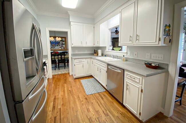 Building Photo - Beautifully FURNISHED Off Season 3bd/2.5 BA Single Family Home