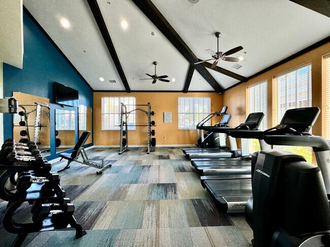 Building Photo - Available 07-08-26! Townhouse w/Garage - Pet Friendly - All Appliances Convey!