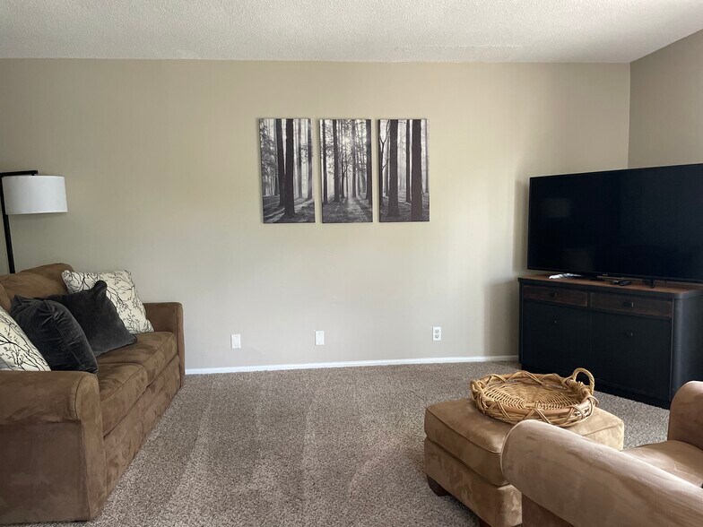 Building Photo - 1420 Sierra Dr NE