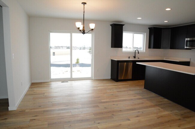 Building Photo - 664 E Blf Cir