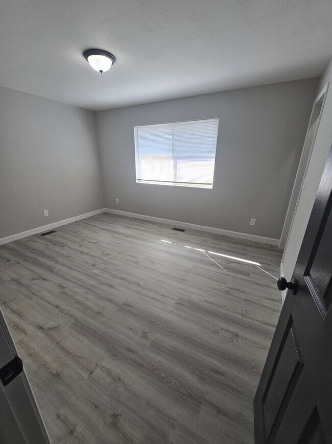 Building Photo - 2 Bedroom 1.5 Bath Townhouse Apt in Osage Beach!