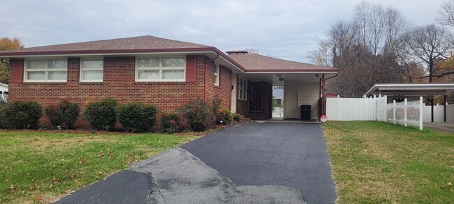 Building Photo - 3 bedroom/2 bath One Level Home w/fenced b...