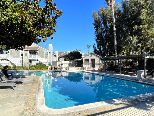 Building Photo - ***Move in Special*** Lovely Condo Available in Vista!